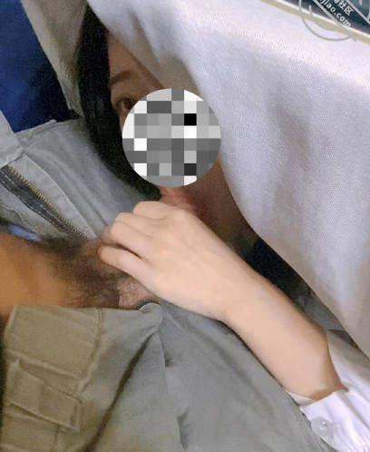 妹妹餐桌下舔食哥哥的肉棒剧情