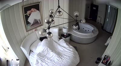 酒店偷拍-年轻小哥晚上酒吧泡个醉酒女早上起来侧入她搞完自己先离开剧情