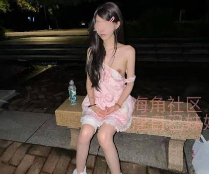 校园内石凳上抱着被保安看见的风险疯狂与妹妹做爱剧情