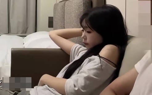 约06年身材高挑妹子下面光滑无毛-7BOSS剧情