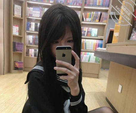 看到女儿在那里躺着玩手机就没忍住把她给强奸了谁知道还是个处女剧情