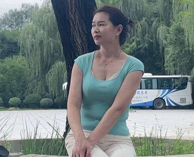 老爸说他出差去了妈妈在家里被我操成了母狗剧情