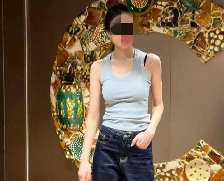 撕烂姐姐的丝袜猛吸她的嫩穴把鸡巴强行塞入她的嘴剧情