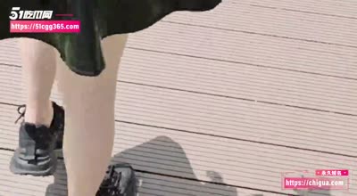 帮妹妹户外拍私密写真黑丝小皮裙下骚穴若隐若现-狂情哥哥剧情