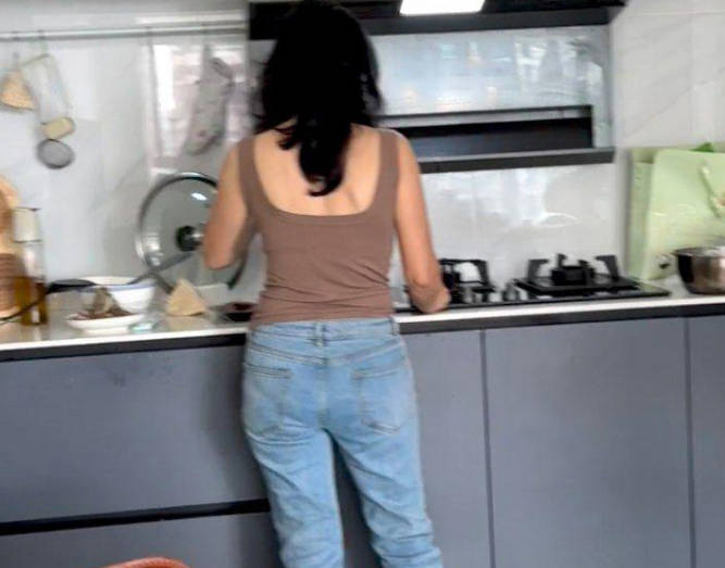 看到妈妈跟爸爸在打电话就把老妈给强奸了老爸把我送进了医院剧情