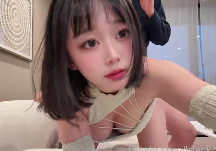 你的VR女友-黑猫月神剧情