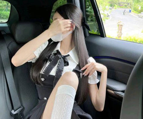 在姐姐毫无防备的情况下我上去把姐姐按在了床上开始拔裤子剧情