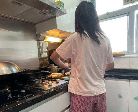 姐姐在打扫卫生姐夫在卧室打王者忍不住强上了姐姐剧情