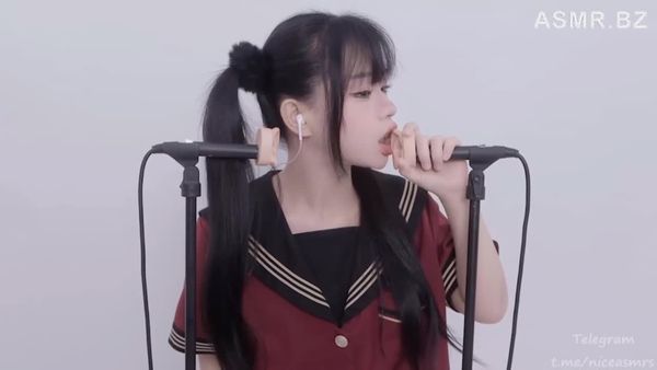 晓美 红色学生服舔耳