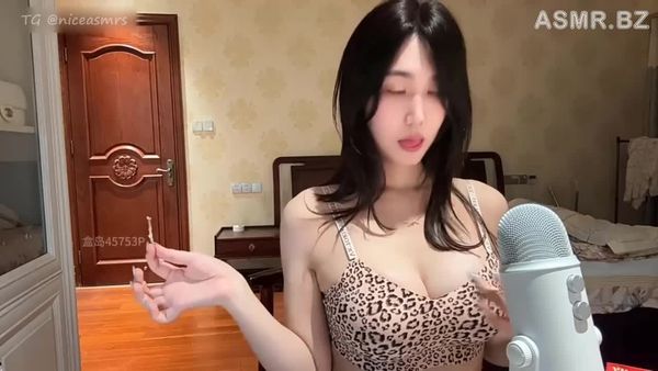 小羽 ASMR 豹纹吊带吃冰淇凌?