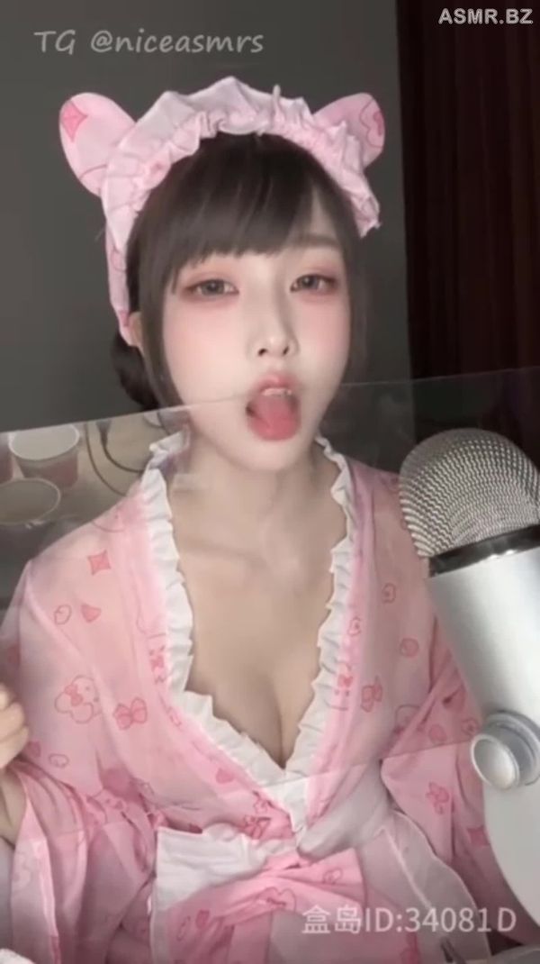 沛沛 粉色睡衣舔亚克力