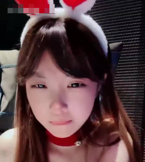 极品身材嫩妹身穿圣诞服和男友在KTV里疯狂做爱啪啪大屌无情抽插剧情